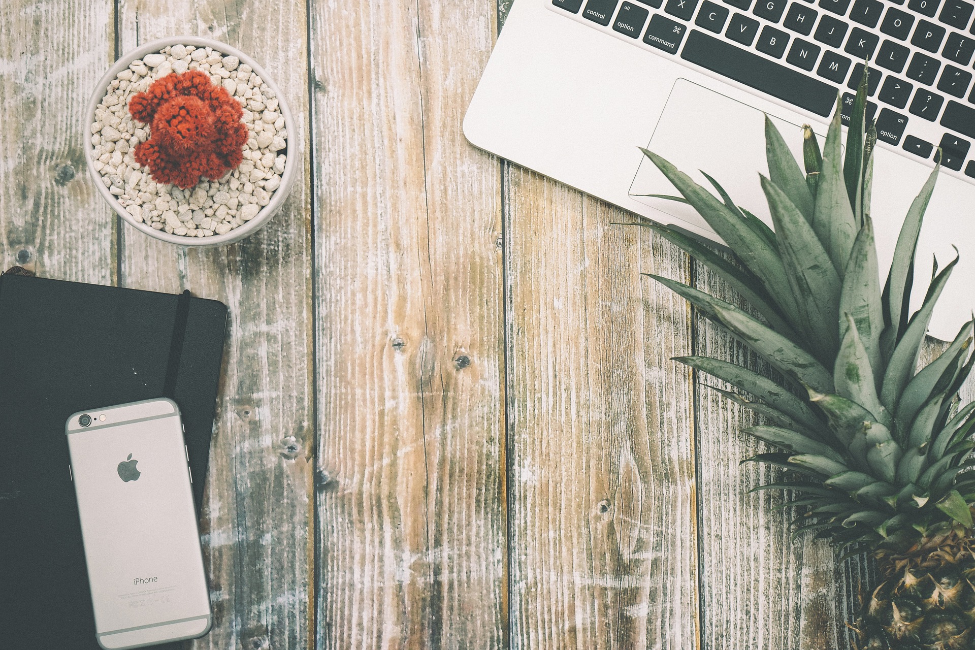 Table with Laptop on in. Image by Scott Webb from Pixabay